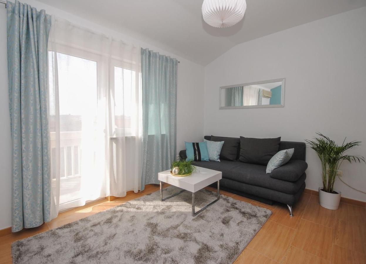 Apartment Tina Podstrana Bagian luar foto